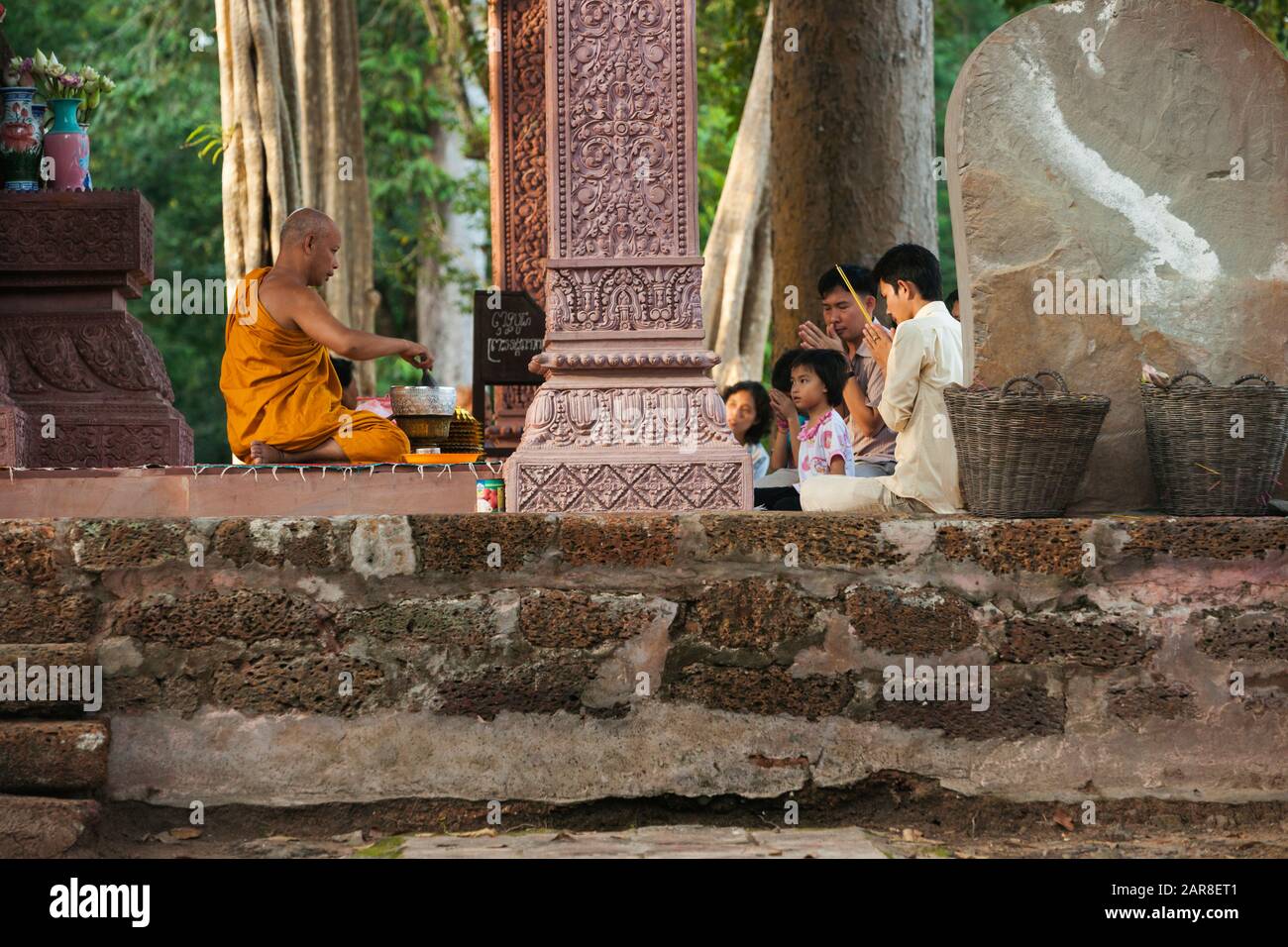 La famiglia cambogiana prega ad un tempio a Siem Reap, Cambogia Foto Stock