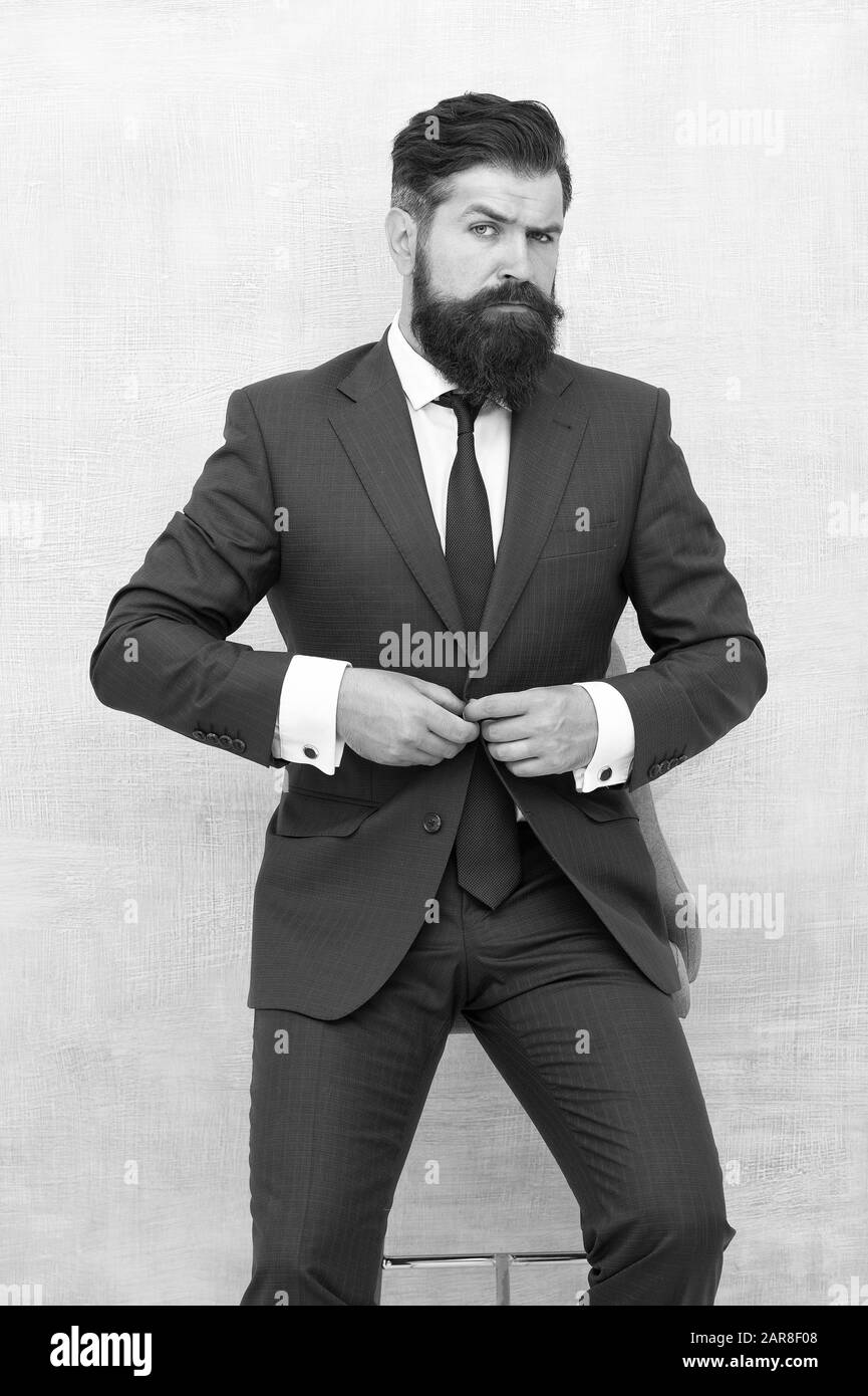 Menswear concetto. Elegante vestito di moda. Gentleman di stile moderno. Guy ben curato bello barbuto hipster indossare lo smoking. Moda. Tendenza moderna. Fiducioso. Abito realizzato su misura. Negozio di moda. Foto Stock