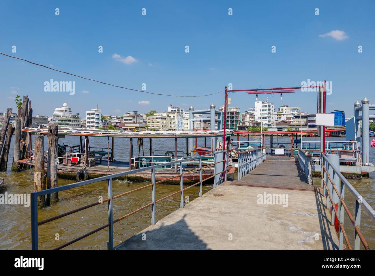 Pontile galleggiante in acciaio, molo o molo senza persone e pontone che attraversano il fiume ancora barca accanto al molo, sul fiume Chao Phraya, a Bangkok. Foto Stock