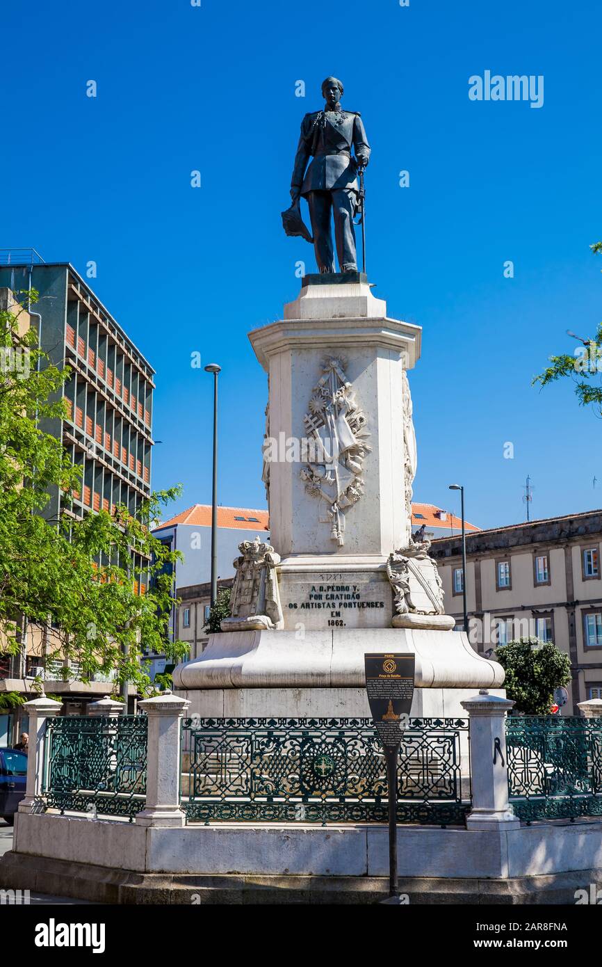 Oporto, PORTOGALLO - MAGGIO 2018: Statua del re Pedro V del Portogallo in Piazza Batalha Foto Stock