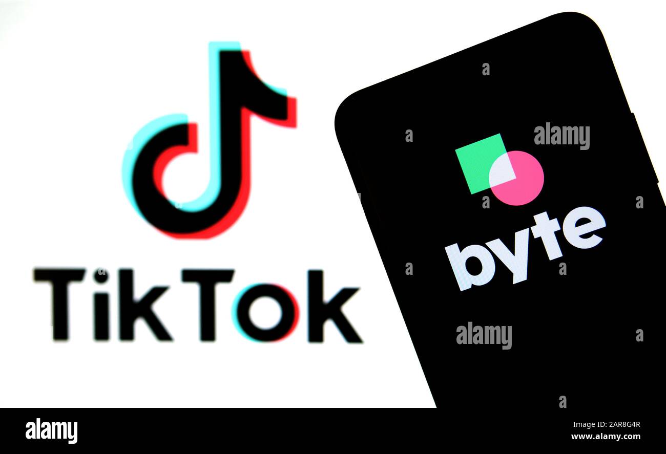 Byte app sulla silhouette dello smartphone e logo TikTok su uno schermo sfocato. Byte è il sequel di Vine app. Foto reale, non un montaggio. Foto Stock