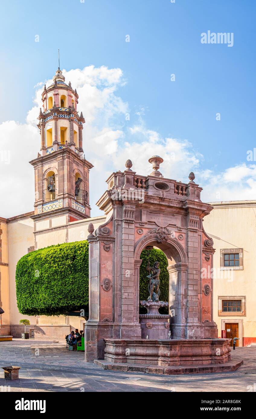 La fontana del Nettuno, e il Santuario del Tempio della vita, nella Città di Santiago de Queretaro, stato Queretaro, Messico Foto Stock