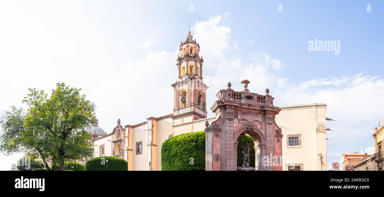 La fontana del Nettuno, il Santuario del Tempio della vita e la Parrocchia Del Sacro Cuore di Gesù di Santa Chiara sullo sfondo, nella Città Di Sa Foto Stock