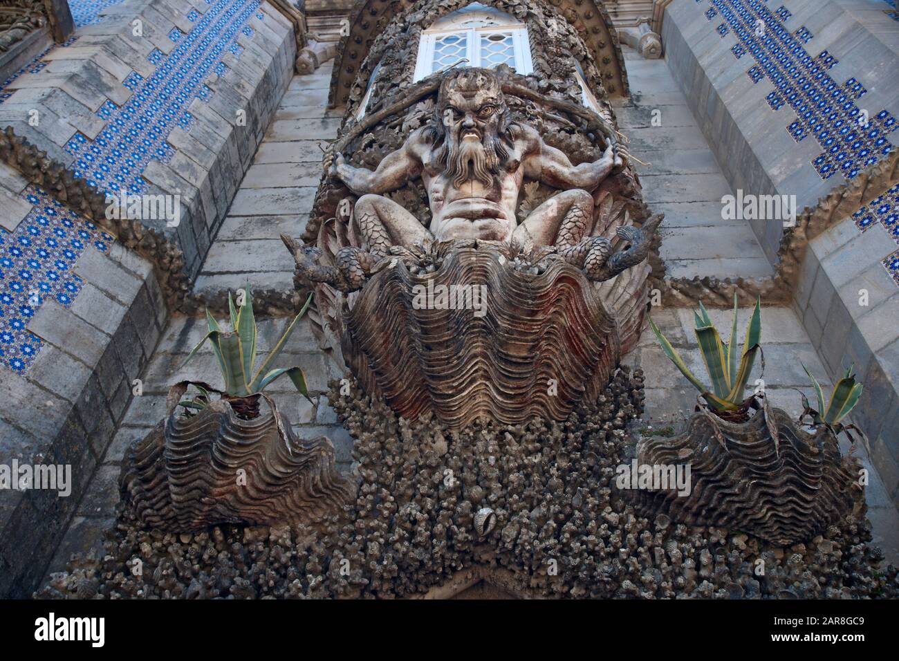 Mostro di pietra che protegge l'ingresso al Palazzo pena costruito in una combinazione di stili gotico, manuelina e moresco, Sintra, Portogallo Foto Stock