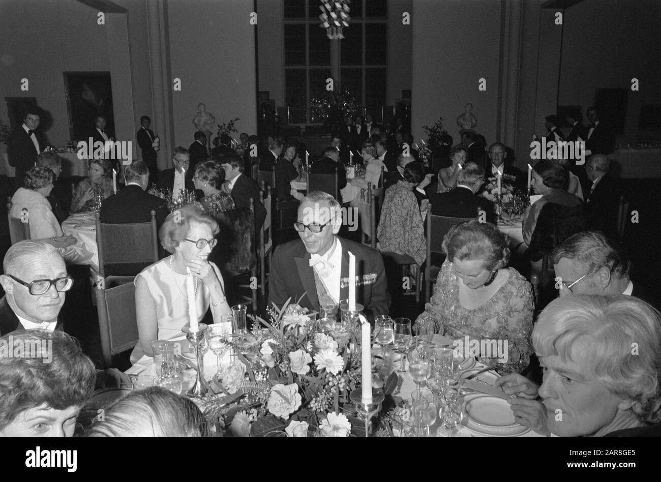 Visita Di Stato Svedese Kon. Coppia ai Paesi Bassi; cena al Rijksmuseum offerta dal Rijksmuseum; Den Uyl e la regina Silvia Data: 26 ottobre 1976 Parole Chiave: Offerte, coppie reali, visite di Stato Nome personale: Sylvia, Regina di Svezia, Uyl, Joop den Foto Stock