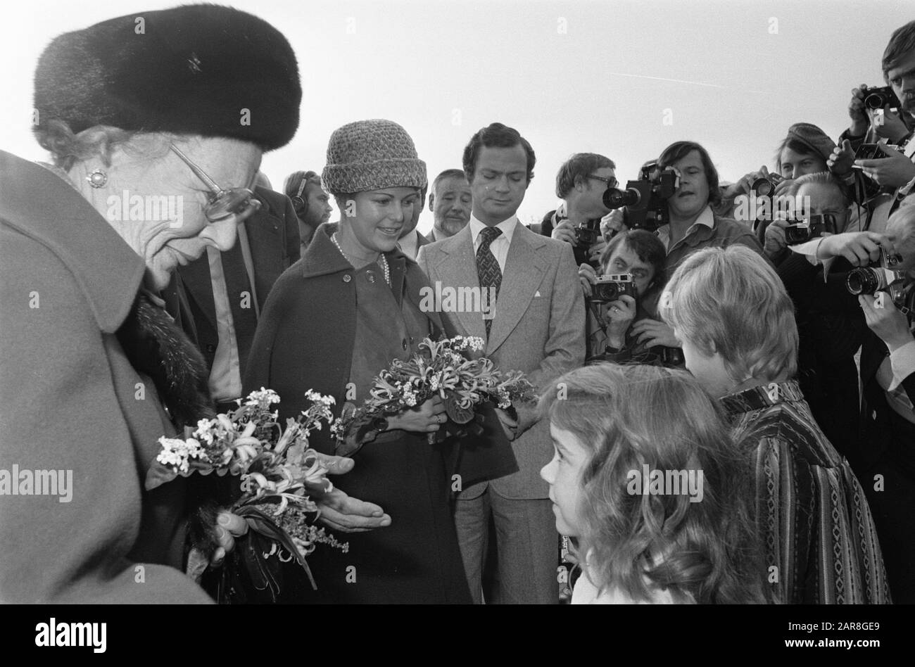 Visita Di Stato Svedese Kon. In coppia con i Paesi Bassi; di fronte all'ufficio informazioni di Almere presso Hollandse Brug. HM ottiene i fiori, dietro Gustav e Silvia Data: 26 ottobre 1976 Località: Almere, Flevoland Parole Chiave: Fiori, coppie di re, stato visite Nome personale: Juliana, queen, Silvia Foto Stock