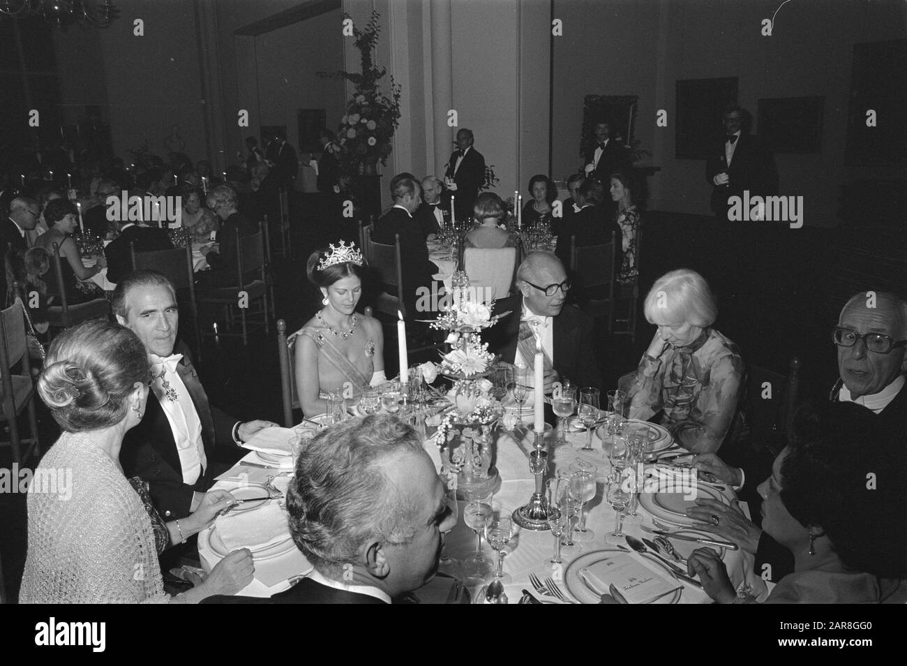 Visita Di Stato Svedese Kon. Coppia ai Paesi Bassi; cena al Rijksmuseum offerta dal Rijksmuseum; Den Uyl e la regina Silvia Data: 26 ottobre 1976 Parole Chiave: Offerte, coppie reali, visite di Stato Nome personale: Sylvia, Regina di Svezia, Uyl, Joop den Foto Stock