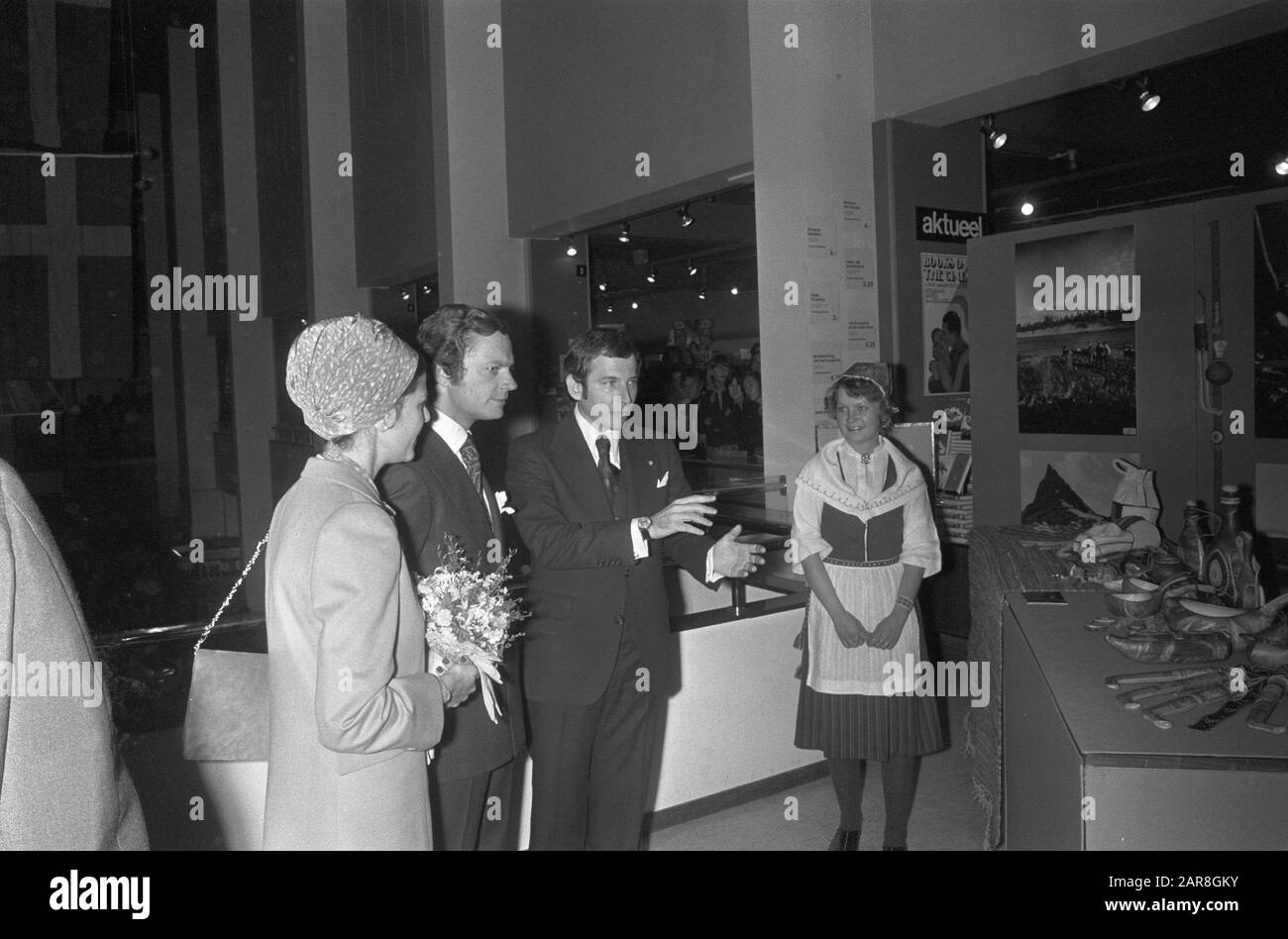 Visita di Stato della Coppia reale svedese nei Paesi Bassi; la regina Silvia visita Bijenkorf Data: 25 ottobre 1976 Parole Chiave: Coppie re, visite di Stato Nome personale: Sylvia, Regina di Svezia Foto Stock