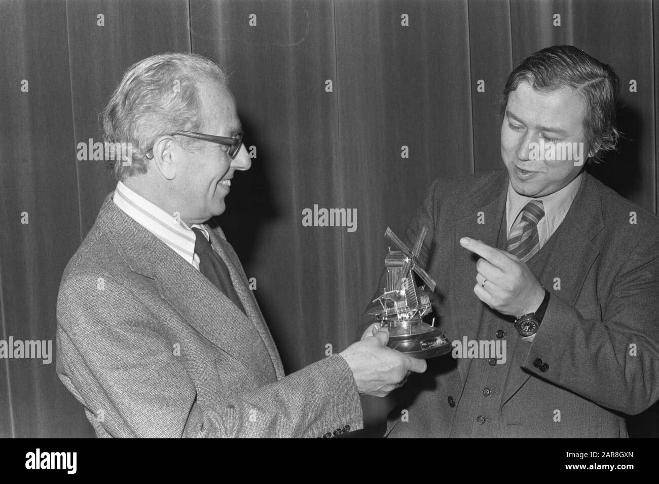 Il Segretario di Stato N. van Dam assegna la segheria Silver Woodsegheria alla A.J.C. Horstman, Van Dam (r) e Horstman Data: 7 novembre 1974 Parole Chiave: Awards Nome utente: A. J.C. Horstman Foto Stock