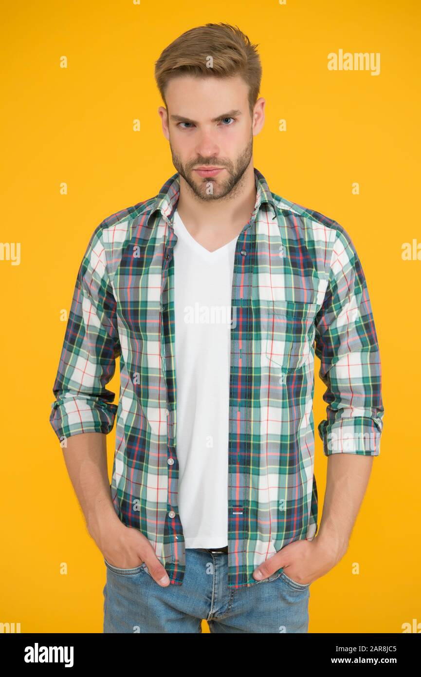 Incredibile sicurezza. Standard di bellezza. Abiti maschili. Ragazzo  elegante in abbigliamento alla moda. Bell'uomo in camicia a scacchi e  jeans. Abbigliamento normale studente sfondo giallo. Abbigliamento casual  Foto stock - Alamy