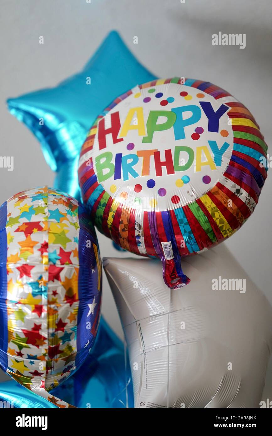 Un primo piano di palloncini di compleanno. Foto Stock