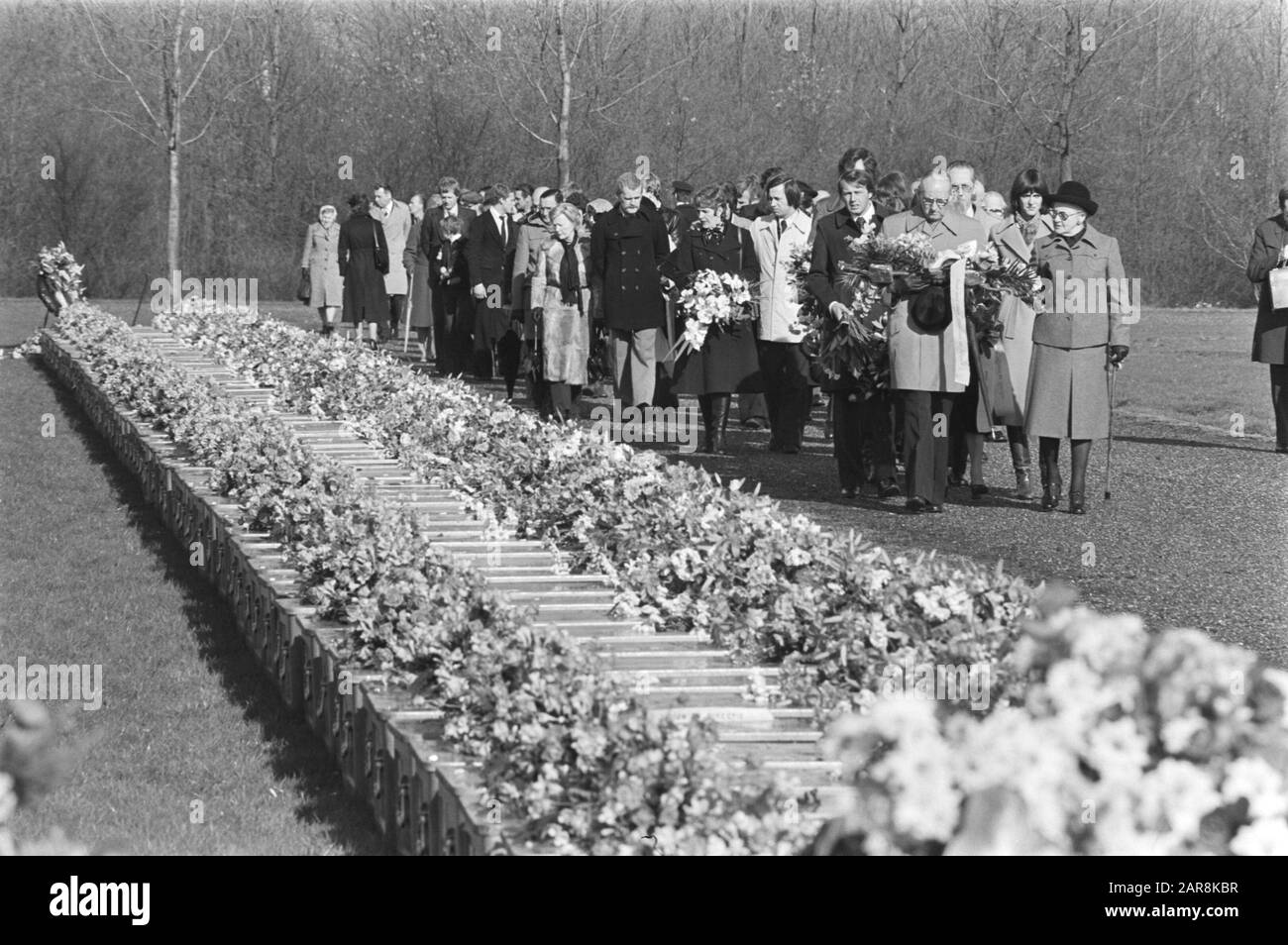 Cerimonia funebre delle vittime del crash aereo a Tenerife al cimitero di Westgaarde Contete tira oltre le casse Data: 7 aprile 1977 luogo: Amsterdam, Noord-Holland Parole Chiave: Cimiteri, vittime, incidenti aerei Nome dell'istituzione: Westgaarde Foto Stock