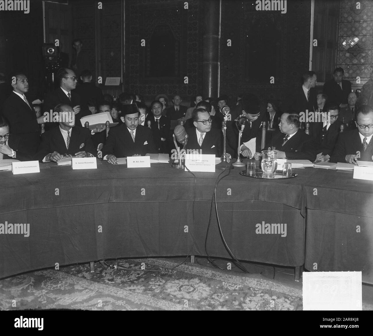 Tavola rotonda Conferenza, chiusura sessione in Knights Hall, Mohamed Rum Data: 2 novembre 1949 Parole Chiave: Chiusura sessioni Nome istituzione: Knight Hall Foto Stock