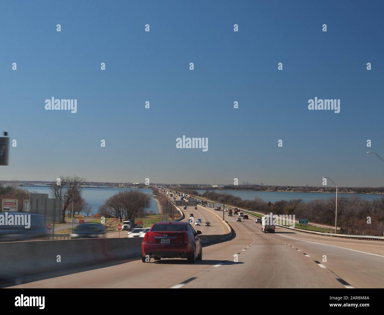 Interstate 20 direzione ovest verso Dallas, Texas, mentre attraversa il lago Ray Hubbard. Foto Stock