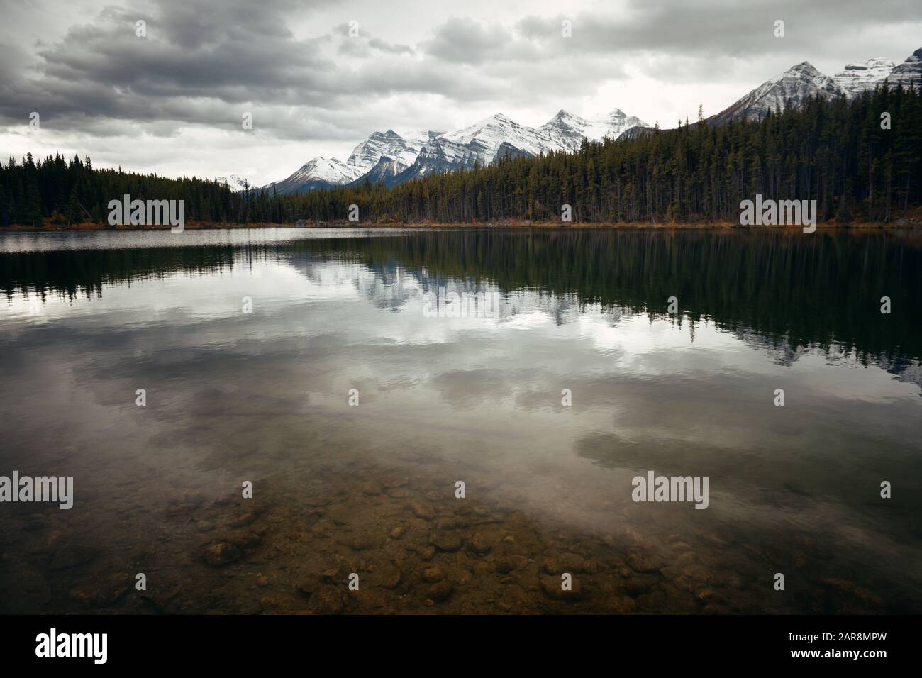 Il lago di Herbert nel Parco Nazionale di Banff in Canada Foto Stock