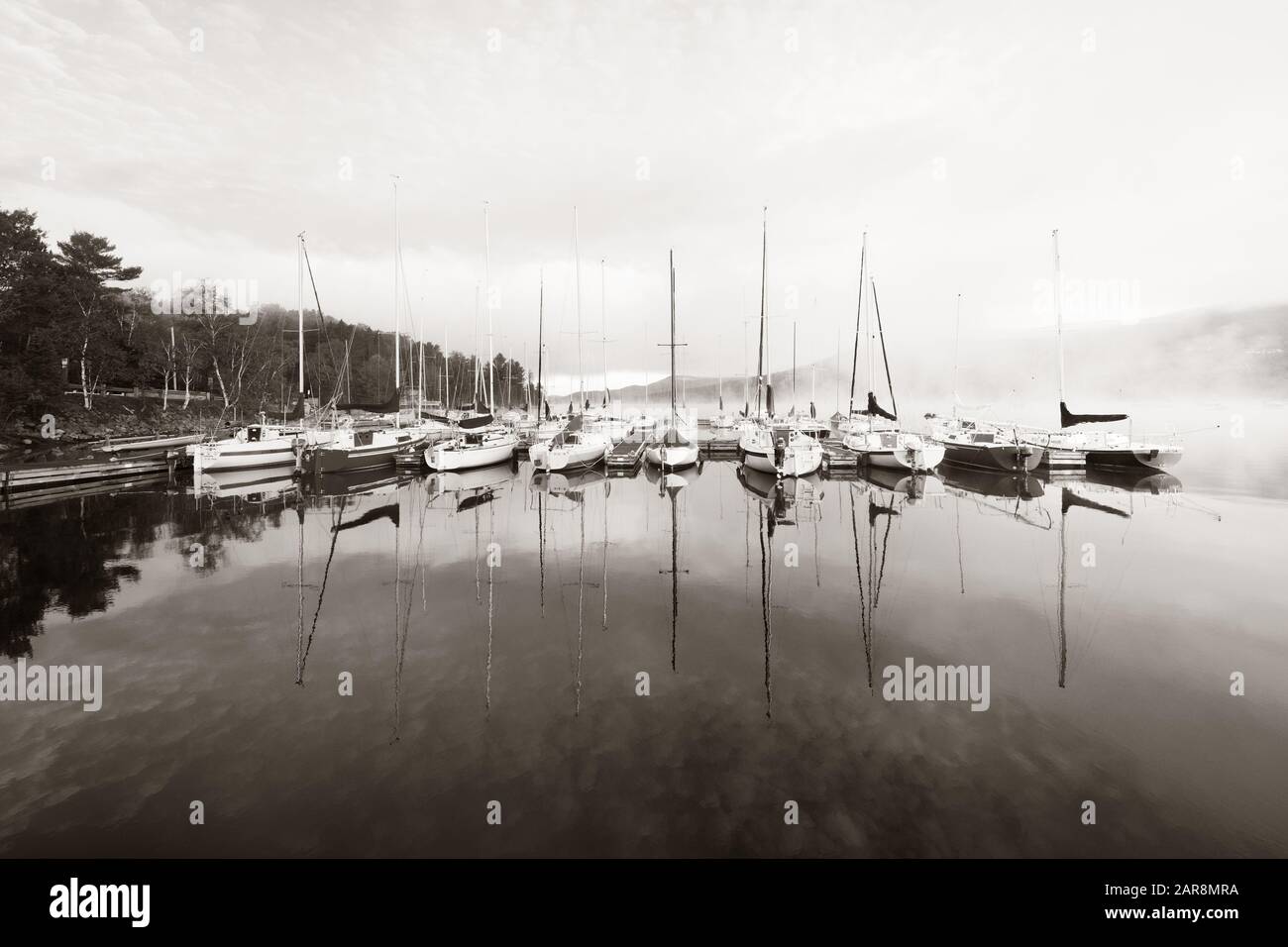Barca in mattinata nebbiosa lago a sunrise a Mont Tremblant in Canada Foto Stock