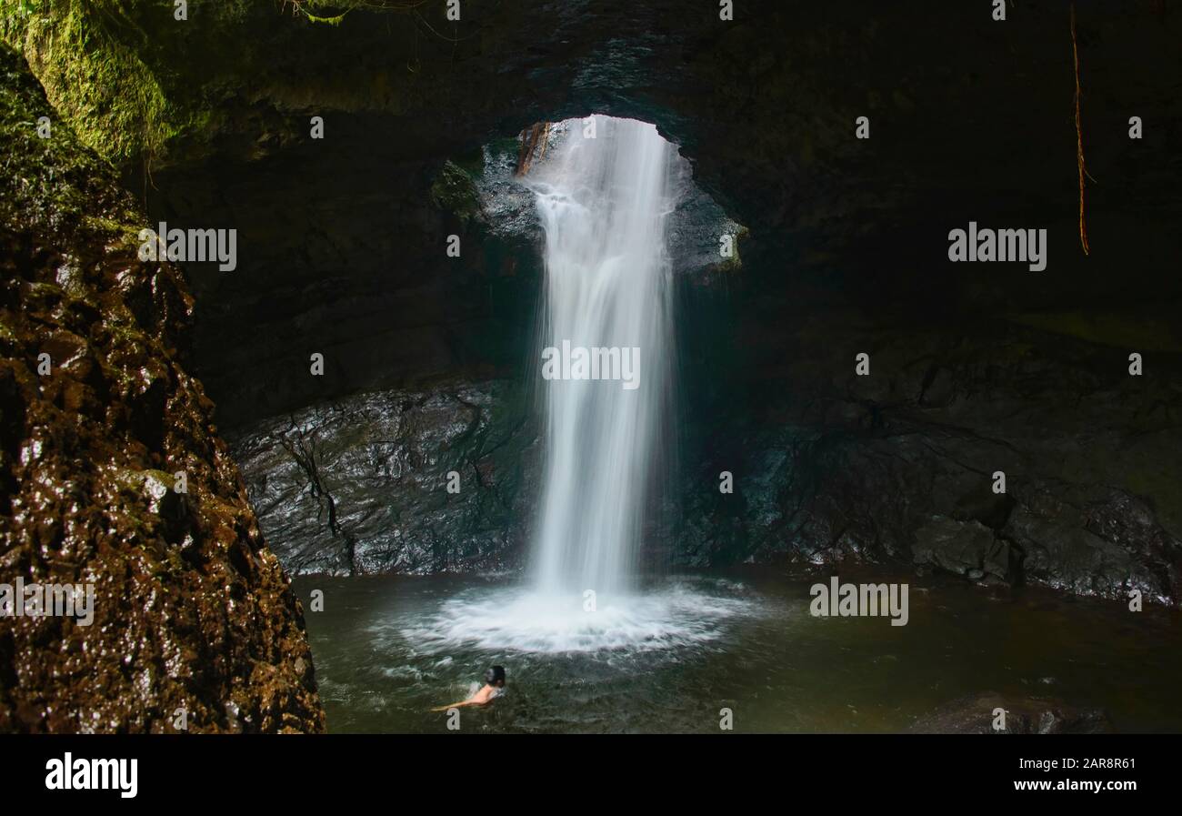 La bellissima Cueva del Esplendor grotta con cascata, Jardin, Antioquia, Colombia Foto Stock