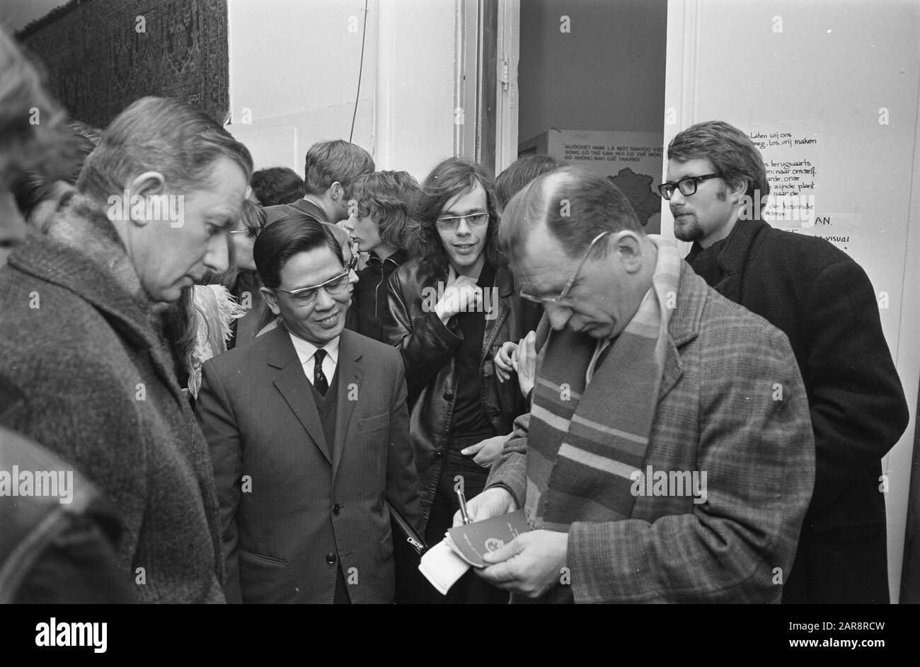 Mostra sulla guerra del Vietnam nel Kosmos, Amsterdam Due membri del fronte di Liberazione del Vietnam del Sud. Polizia Alieni Data: 7 Febbraio 1970 Luogo: Amsterdam, Noord-Holland Parole Chiave: Aperture, Mostre Nome Personale: Hoang Huy Chau Foto Stock