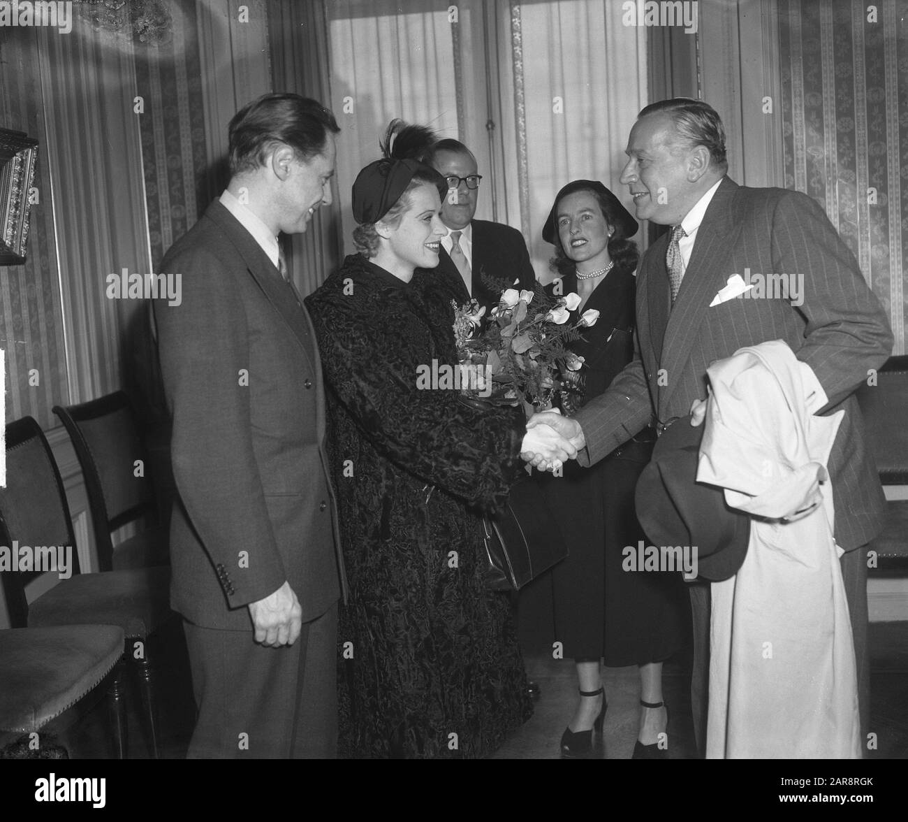 Matrimonio Myra Ward E Paul Steenbergen. Cees Laseur Si Congratula Data: 2 Ottobre 1950 Luogo: Den Haag Nome Personale: Laseur, Cees, Steenbergen, Paul, Ward, Myra Foto Stock