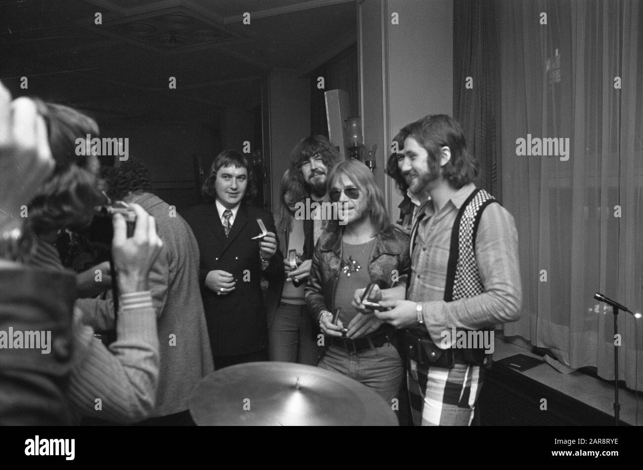 Henk Elsink (quarto da destra) con i membri del gruppo pop 'The Cats'Stichting Conamus presenta le arpe d'oro per la musica leggera; Foto Stock