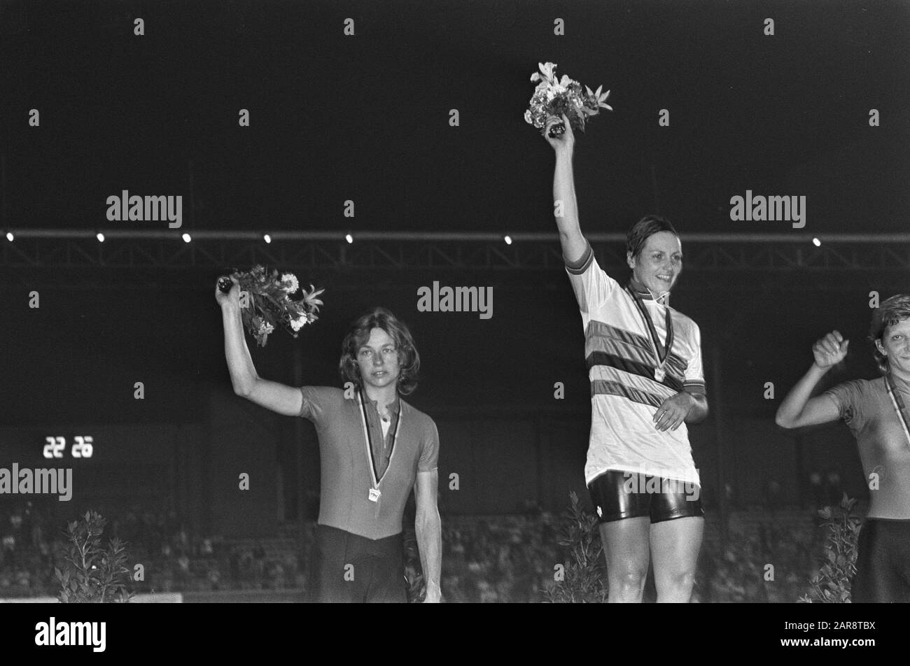 Campionato del mondo di ciclismo 1979 allo Stadio Olimpico di Amsterdam, inseguire alle Signore Durante la cerimonia Anne Möhlmann (l), campione del mondo Keetie van Oosten-Hage con maglia arcobaleno (m) e Luigina Bissoli (r) Data: 1 settembre 1979 luogo: Amsterdam, Noord-Holland Parole Chiave: Omaggi, sport, ciclismo Nome personale: Bissoli, Luigina, Möhlmann-Riemersma, Anne, Oosten-Hage, Keetie Van Foto Stock