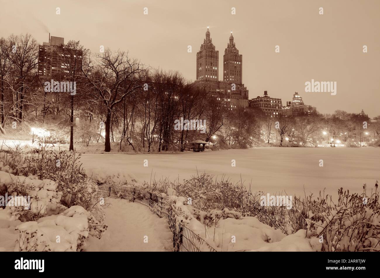 Central Park inverno a notte con grattacieli di Manhattan a New York City Foto Stock