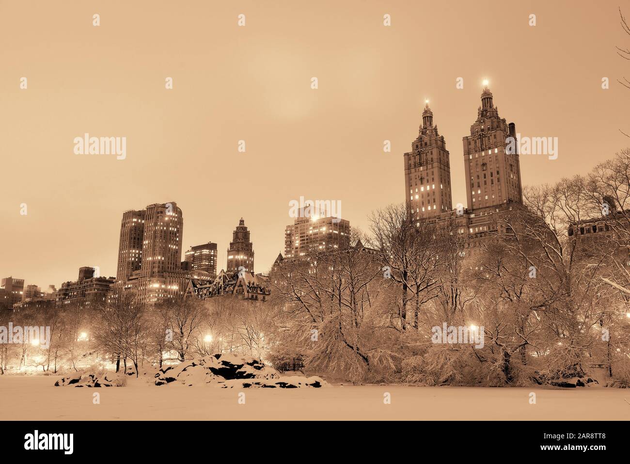 Central Park inverno a notte con grattacieli di Manhattan a New York City Foto Stock