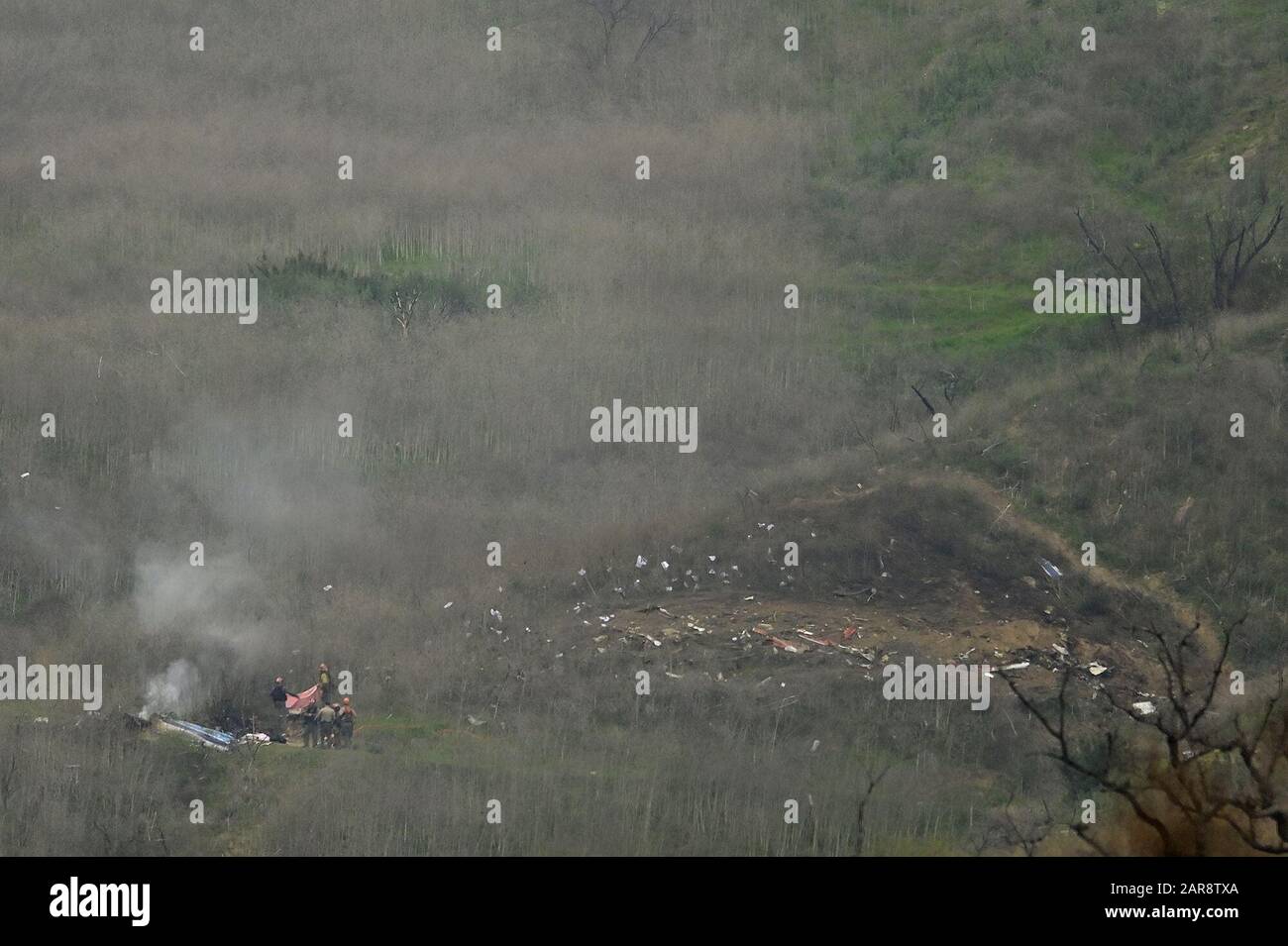 File: Calabasas, Stati Uniti. 26th Gen 2020. I vigili del fuoco si radunano intorno al relitto di un incidente in elicottero che ha rivendicato la vita della stella di Los Angeles Lakers Kobe Bryant, su una collina al largo di Las Virgenes Road, a Calabasas, California, domenica 26 gennaio 2020. Anche la figlia di 13 anni di Bryant Gianna è stata uccisa nel crash. Foto di John McCoy/UPI Credit: UPI/Alamy Live News Foto Stock