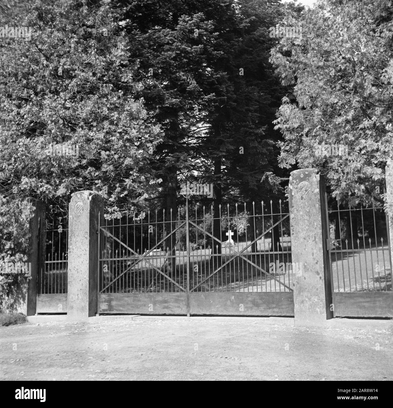 Hohenloher Land porta d'ingresso al cimitero di famiglia vicino al castello di Langenburg con la tomba del principe August Guglielmo di Prussia Data: 1954 luogo: Baden-Württemberg, Germania, Langenburg, Germania Ovest Parole Chiave: Cimiteri, tombe, cancelli Nome personale: August Wilhelm, Prinz von Preussen Foto Stock