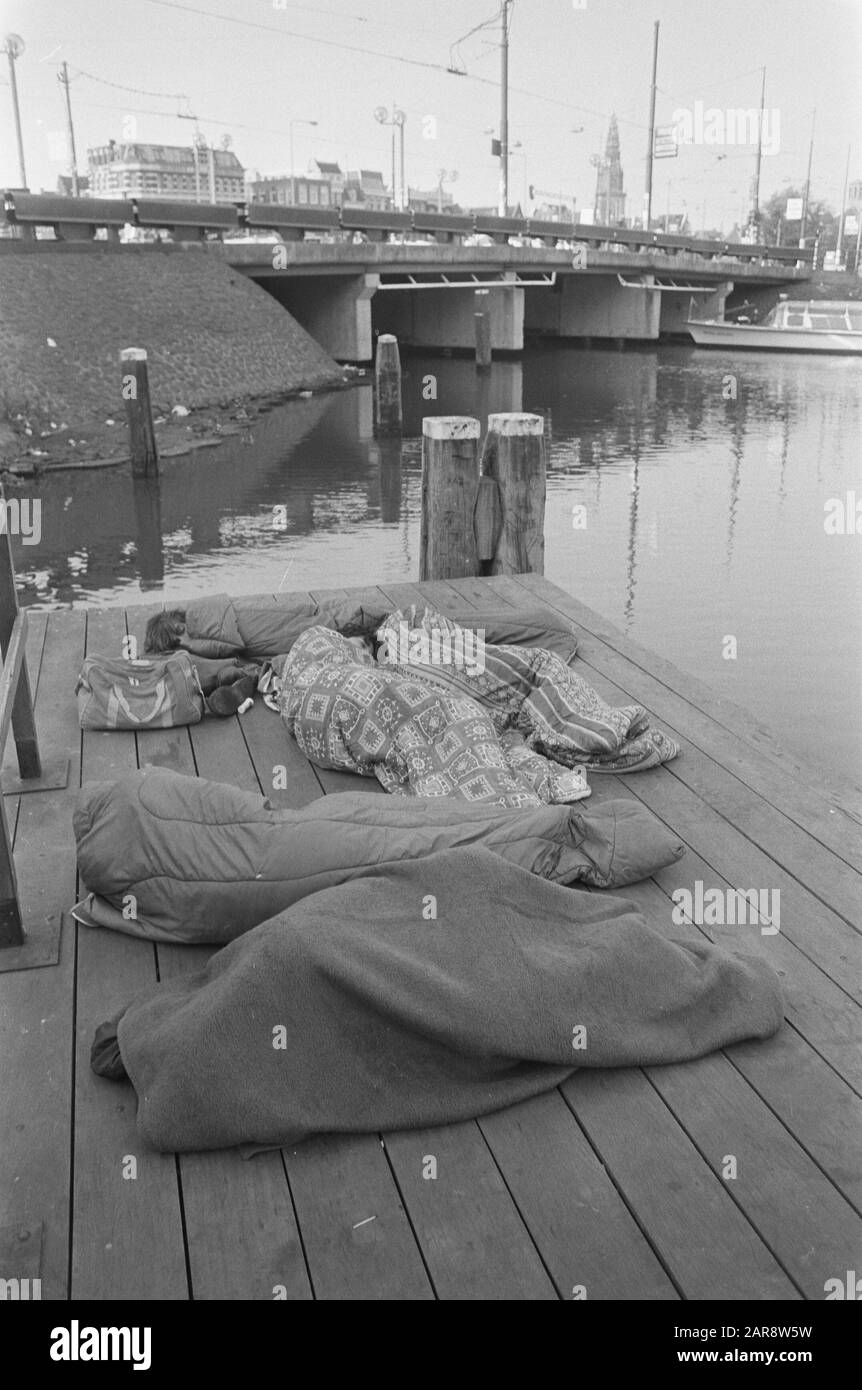 Turisti dormire fuori su impalcature per CS Data: 14 luglio 1987 Parole Chiave: Impalcature, turisti Foto Stock