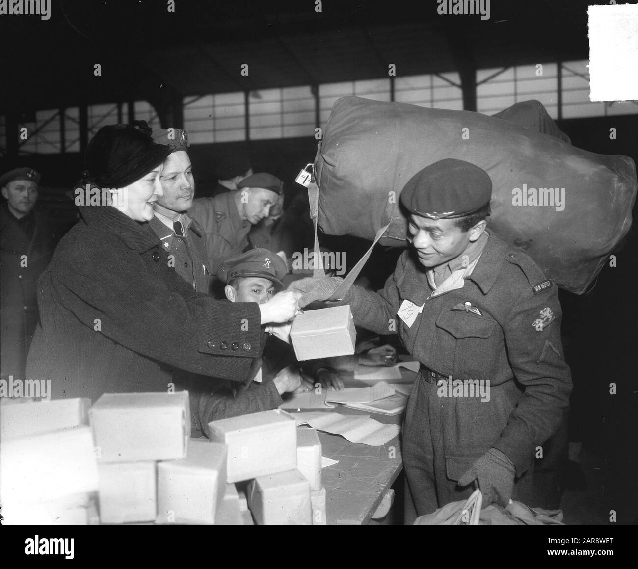 Partenza volontari della Corea con la nave americana 'General J.H. McRae' Annotation: Oggetto anfillingsDistacco dei volontari olandesi di 236 uomini. Lascia la moglie del comandante Van der Meijden Data: 31 marzo 1951 luogo: Rotterdam Parole Chiave: Forze armate, militari Foto Stock