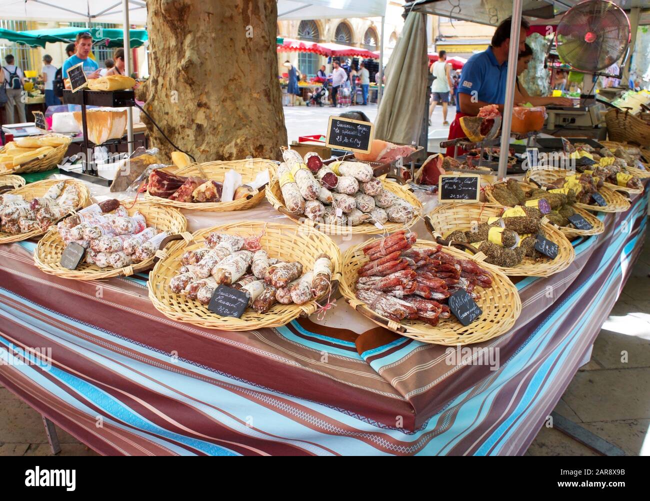 Esposizione di saucissons (salsicce essiccate) in un mercato all'aperto a Aix-en-Provence, Francia Foto Stock