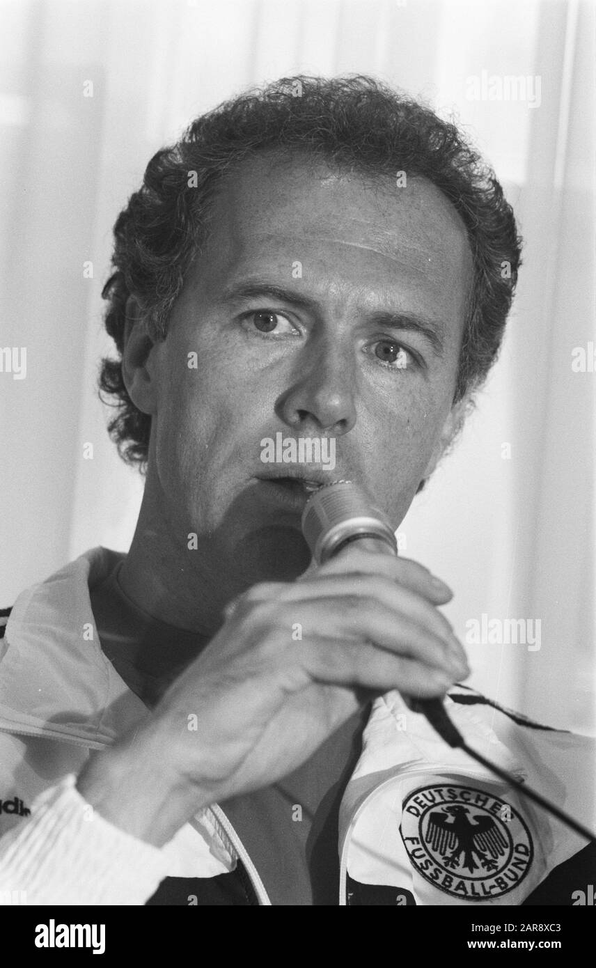 Squadra di calcio della Germania occidentale a Wassenaar Trainer Franz Beckenbauer Data: 25 aprile 1989 Località: Wassenaar, Sud-Olanda Parole Chiave: Ritratti, sport, allenatori, calcio Nome personale: Beckenbauer, F. : Bogaerts, Rob/Anefo Foto Stock