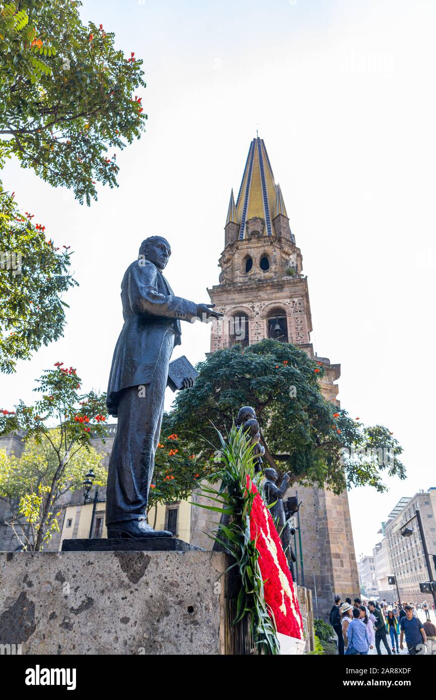 Guadalajara, Jalisco, Messico - 23 novembre 2019: Vista del Monumento di Jaliscienses Ilustres, accanto alla Cattedrale di Guadalajara Foto Stock