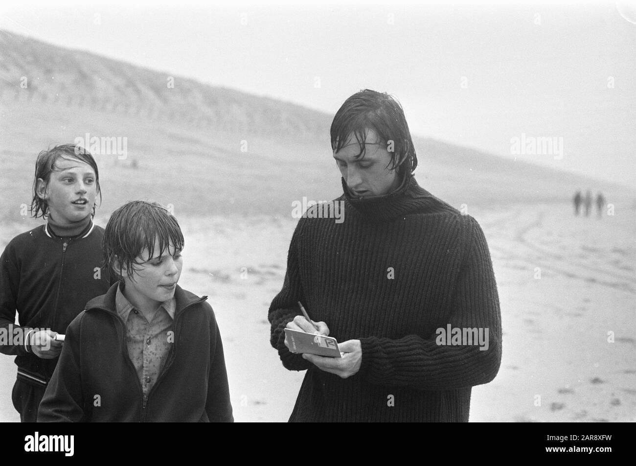 Allenamento Ajax su Wassenaar Beach; Johan Cruijff firma Data: 4 aprile 1972 Parole Chiave: Firme, sport, calciatori Nome personale: Cruijff, Johan Foto Stock