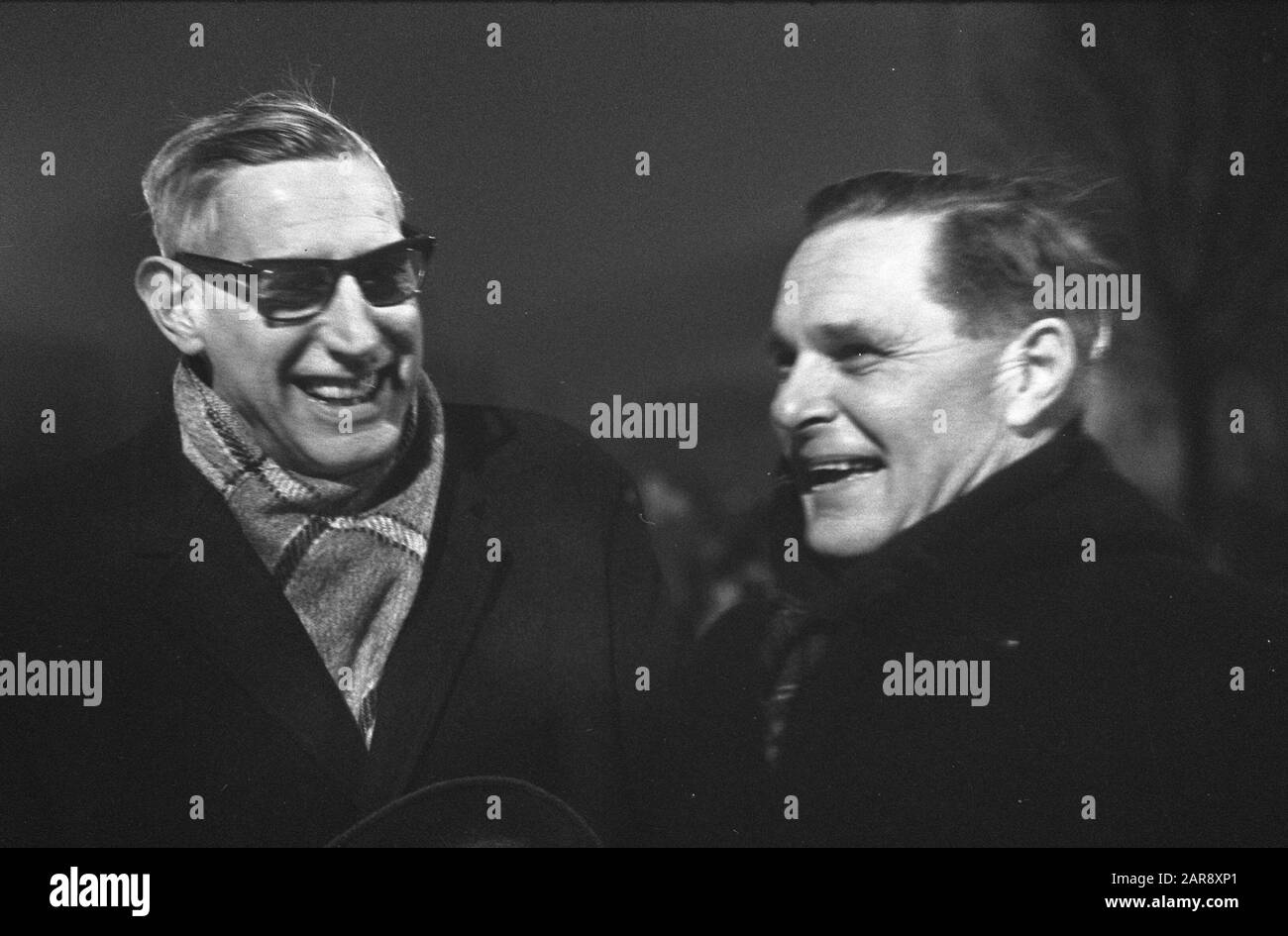 Allenamento selezione hockey in Olympic Stadium coach Rupee Kruize (a destra) e Piet Bromberg (il vecchio allenatore Data: 18 febbraio 1969 Parole Chiave: Hockey Foto Stock