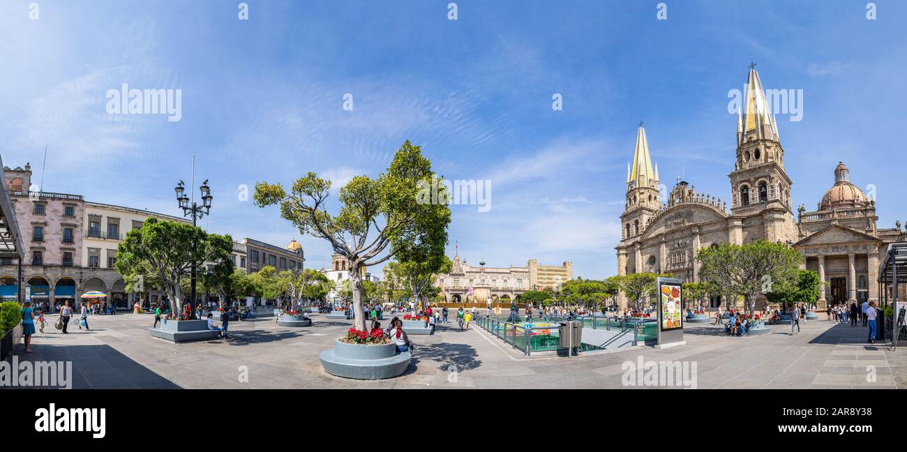 Guadalajara, Jalisco, Messico - 23 novembre 2019: La gente gode la giornata al Guadalajara plaza, con la vista della cattedrale di Guadalajara Foto Stock