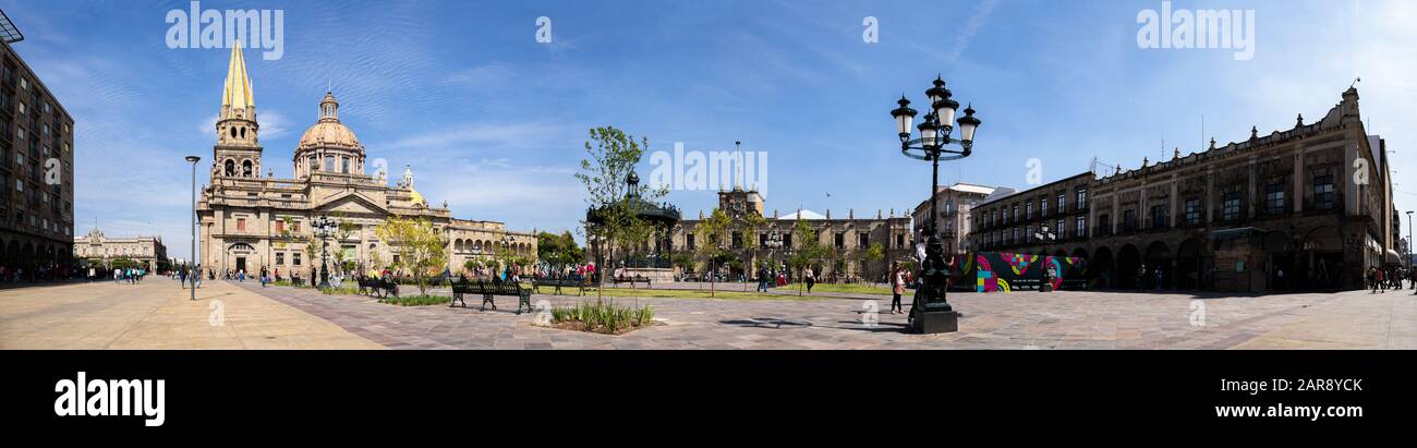 Guadalajara, Jalisco, Messico - 23 novembre 2019: Turisti e locali che si godono la giornata durante un giorno della celebrazione dei morti, alla Plaza de Armas, Wit Foto Stock