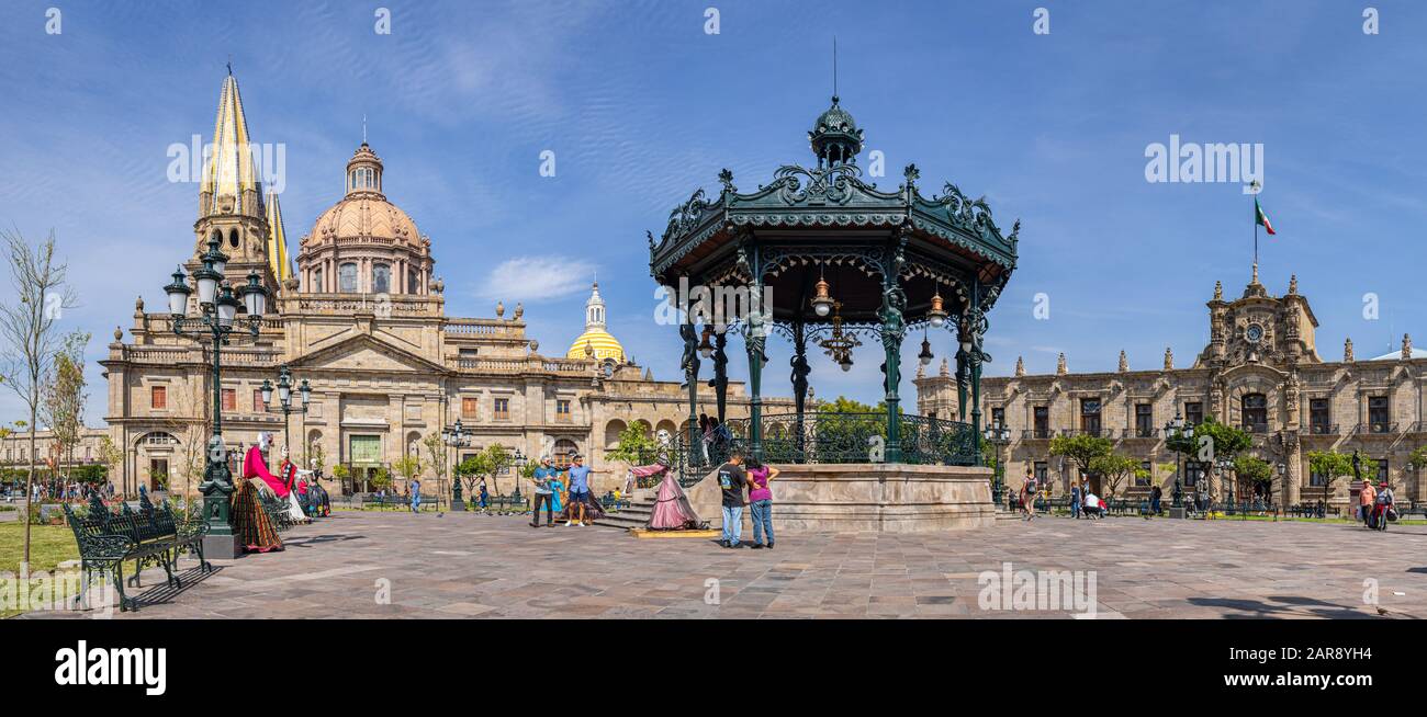 Guadalajara, Jalisco, Messico - 23 novembre 2019: Turisti e locali che si godono la giornata durante un giorno della celebrazione dei morti, alla Plaza de Armas, Wit Foto Stock