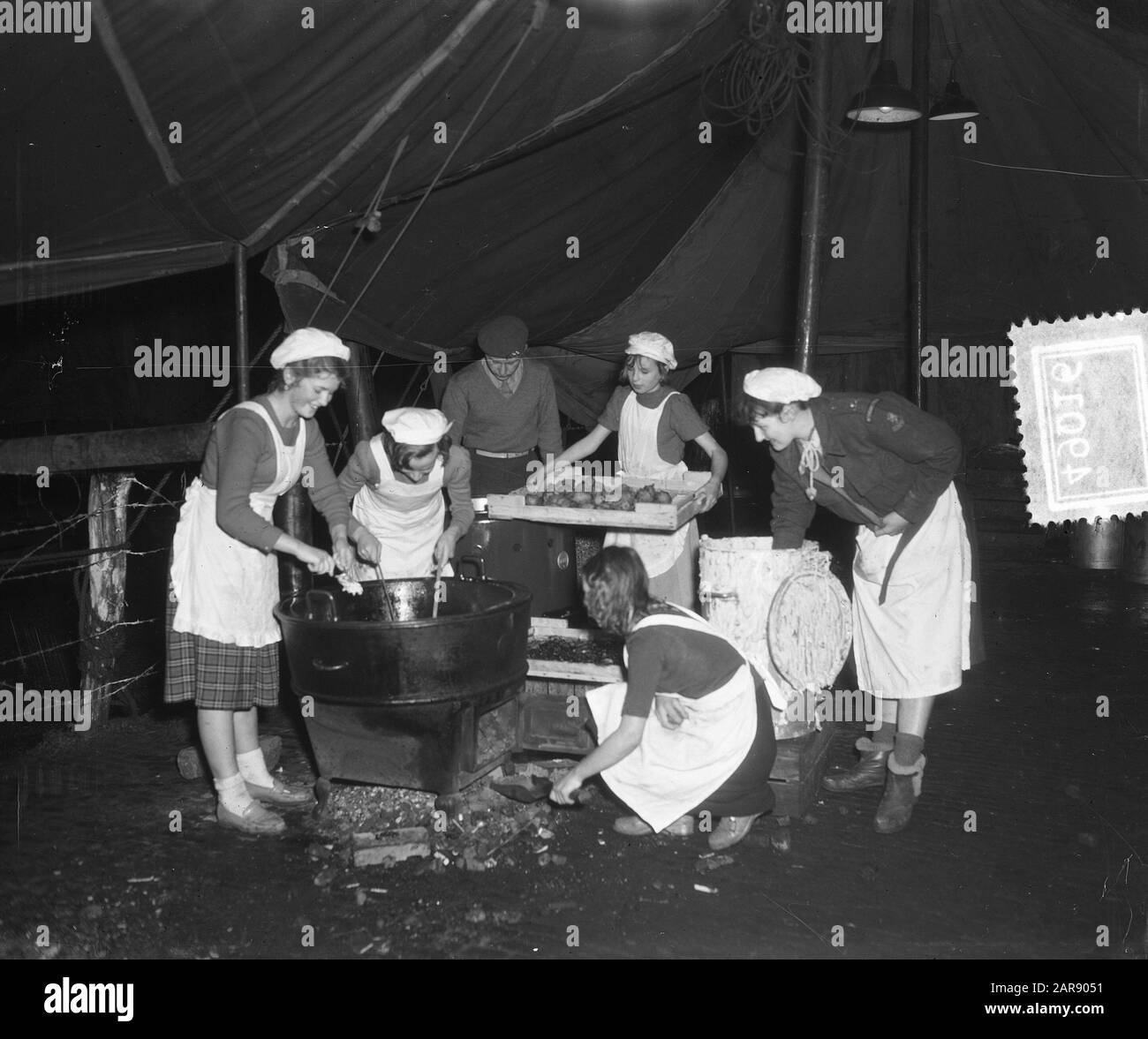 Bidoni a bulbo d'olio a Oranje Nassau Barracks for Emma Children's Hospital Data: 27 dicembre 1951 Parole Chiave: Bidoni a bulbo d'olio Nome del istituto: Emma Children's Hospital Nome del istituto: Orange Nassau- barracks Foto Stock