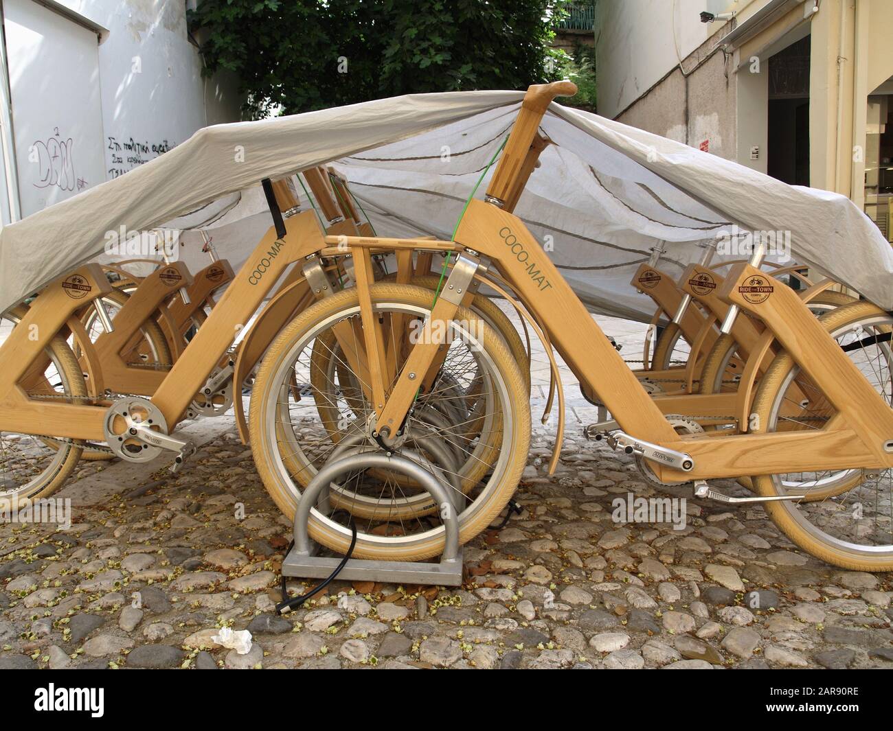 Bici di legno Coco-Mat a Corfu Town, Kerkyra, Grecia Foto stock - Alamy