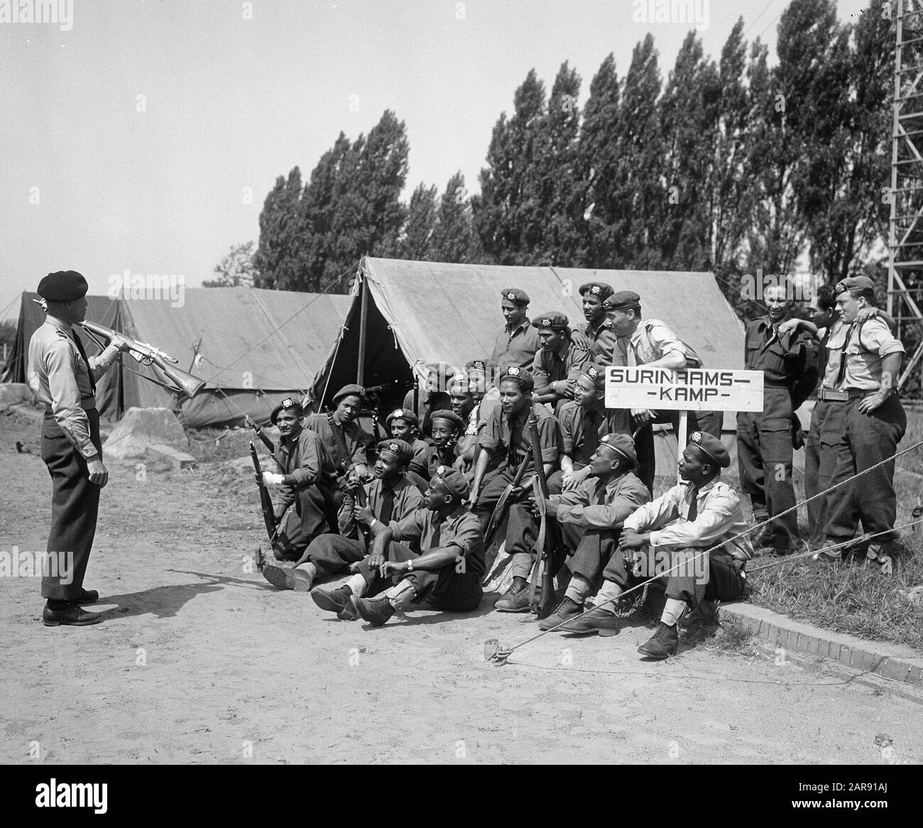 Visita pratica campo Korea-volontari Roosendaal. Campo Di Het Surinamese Data: 14 Maggio 1952 Località: Noord-Brabant, Roosendaal Parole Chiave: Forze Armate, Militari Foto Stock