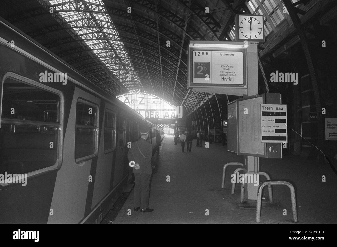 Due minuti di interruzione dei lavori alla Stazione Centrale di Amsterdam a causa di sentenze spagnole; treno fermo alle ore 12.00 alla Stazione Centrale Data: 2 Ottobre 1975 Località: Amsterdam, Noord-Holland Parole Chiave: Treni, pause di lavoro Foto Stock