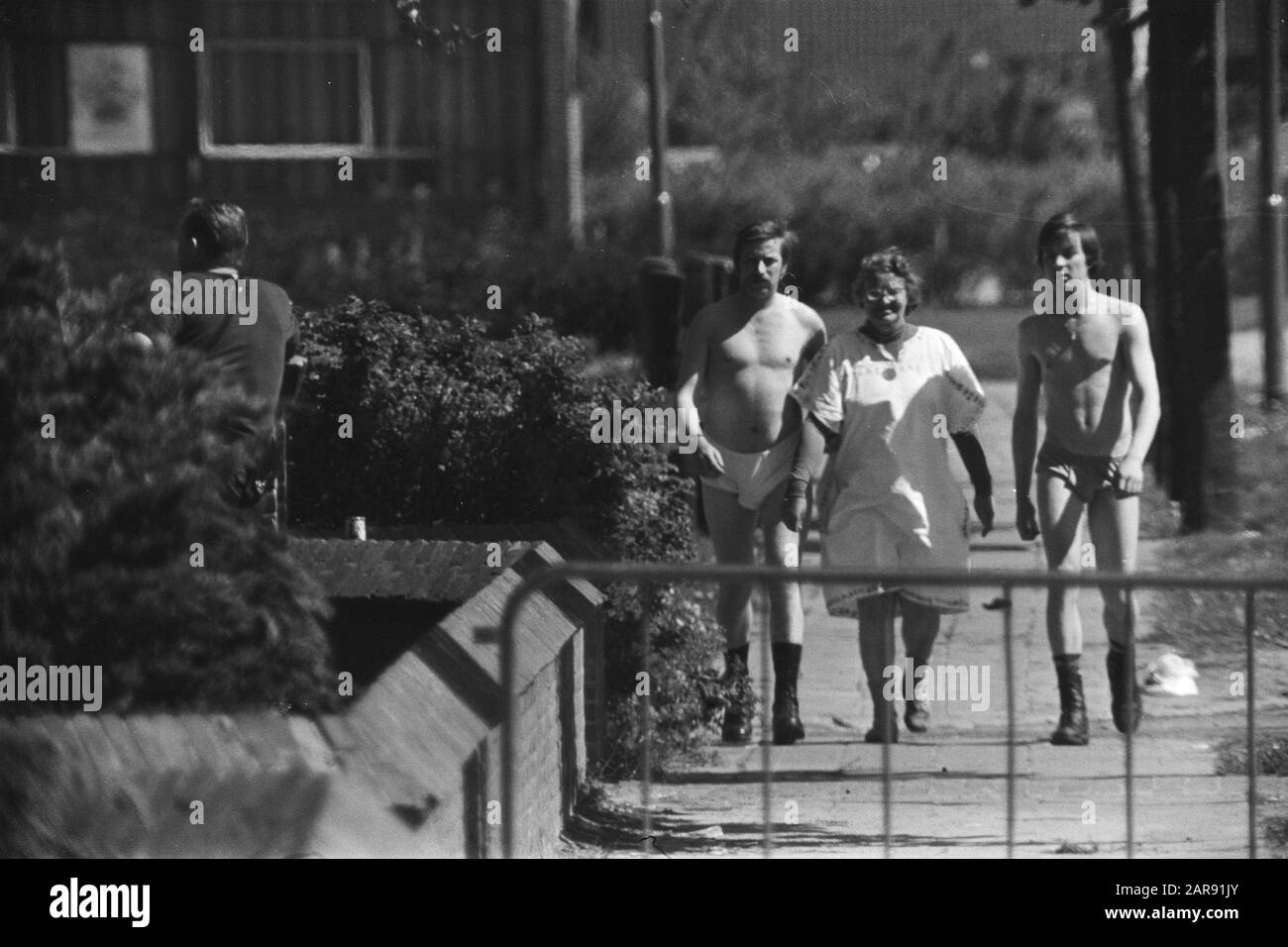 Secondo giorno ostaggi situazione scuola Bovensmilde; deposizione Broken donna è guidato via da poliziotti (in mutande) Data: Maggio 24, 1977 posizione: Superiore mite Parole Chiave: Ostaggi, polizia, scuole, donne Foto Stock