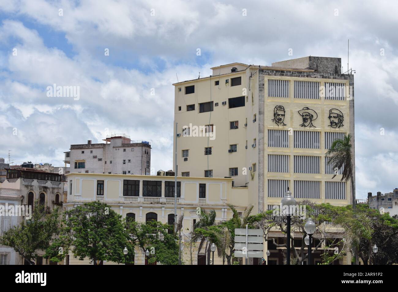 Tre facce cubane sul lato di un edificio a Havana Cuba Foto Stock