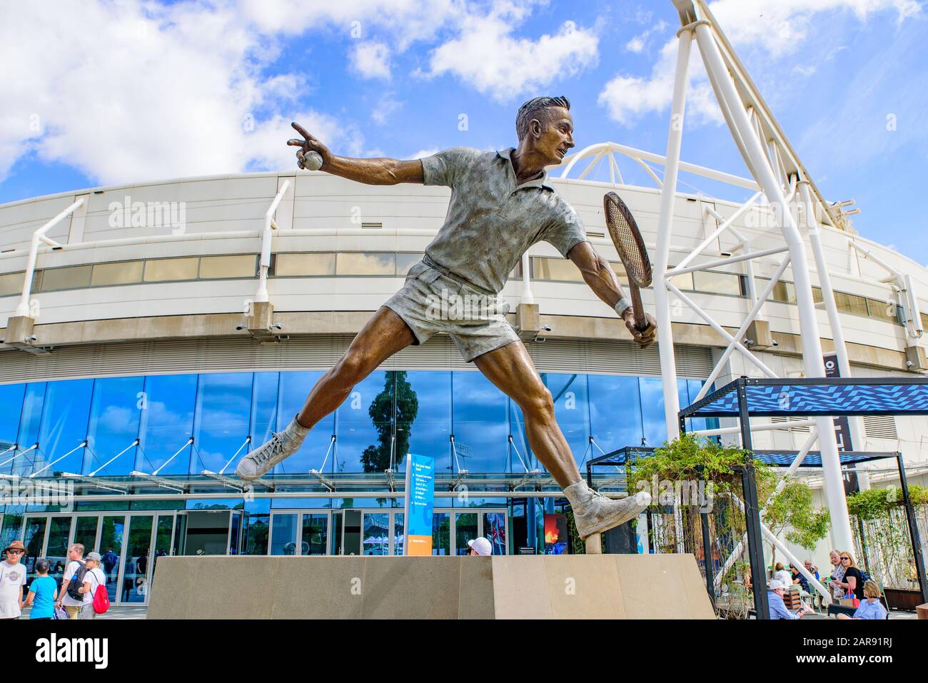 Statua di Rod Laver, un giocatore di tennis australiano, al Melbourne Park, Melbourne, Australia Foto Stock