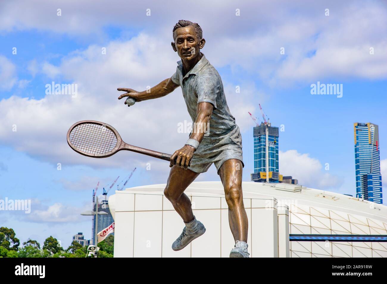 Statua di Rod Laver, un giocatore di tennis australiano, al Melbourne Park, Melbourne, Australia Foto Stock