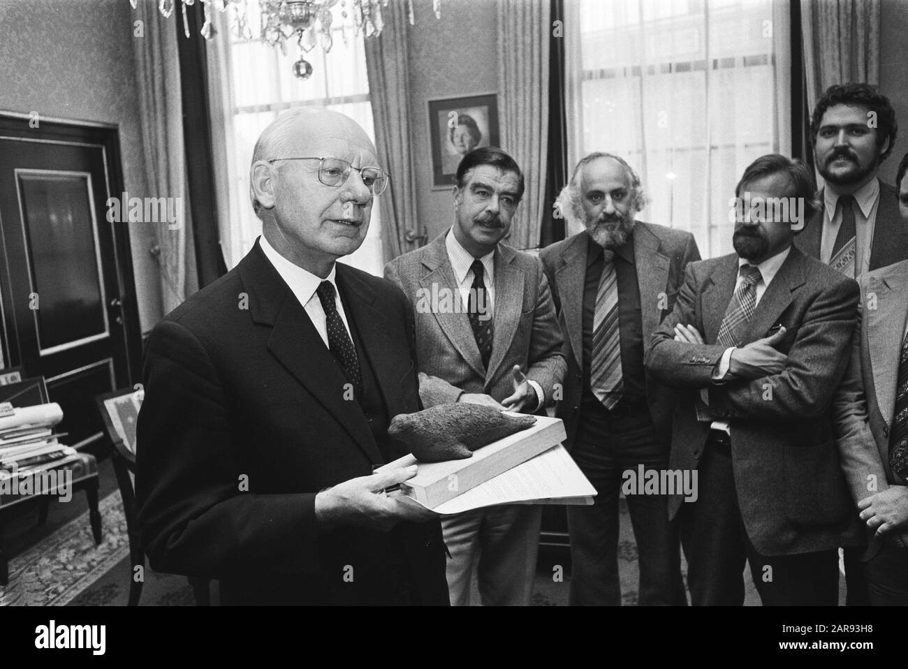 Il presidente della casa Vondeling riceve la statua sigillo della Seconda Camera hockey squadra Binnenhof Data: 14 settembre 1978 Parole Chiave: Immagini, hockey, ricevute, presidenti Foto Stock