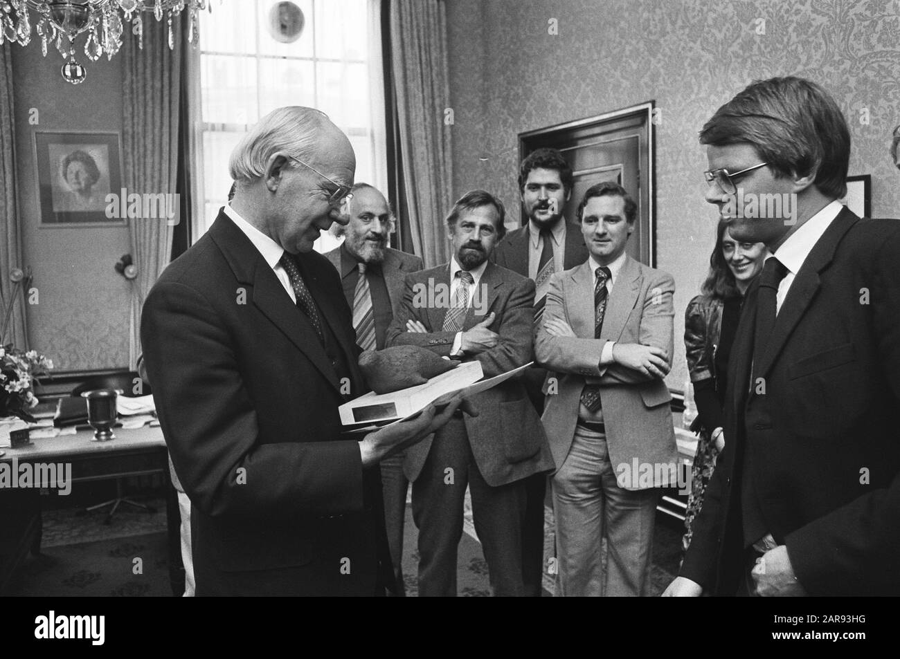 Il presidente della casa Vondeling riceve la statua sigillo della Seconda Camera hockey squadra Binnenhof Data: 14 settembre 1978 Parole Chiave: Immagini, hockey, ricevute, presidenti Foto Stock