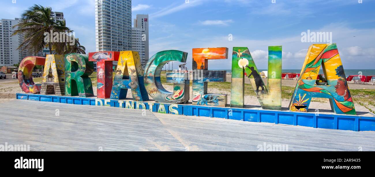 Cartagena, Colombia – 18 dicembre 2019: Grandi e accoglienti lettere di Cartagena su una spiaggia pubblica vicino alla Città Murata (Ciudad Amurallada) Foto Stock